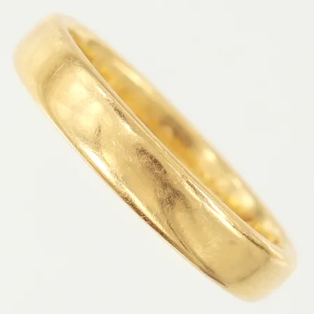 Ring, slät, stl: 19¼, bredd 4,5mm, gravyr, skev/oval, 18K.  Vikt: 6,6 g