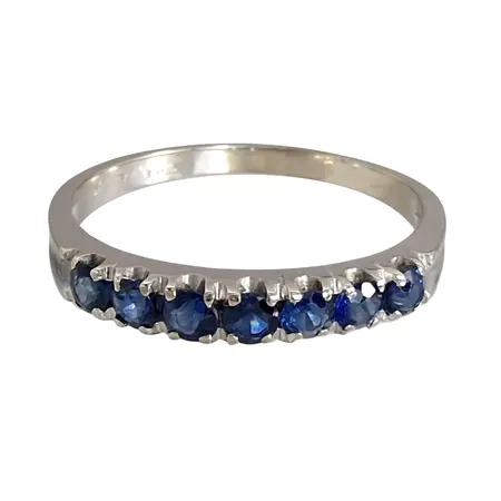 Ring, 18K vitguld, Safirer, Ø17¼ mm, bredd 1,7 - 2,7 mm, fint skick, stenar utan anmärkning Vikt: 1,9 g