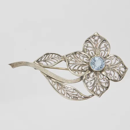 Brosch med filigranmönster samt blått glas, 59x34,5mm, silver, 830/1000 Vikt: 6,1 g