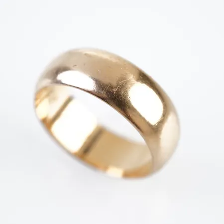 Ring, stl 21½(67), bredd 8mm, 18k, gravyr Vikt: 12,2 g
