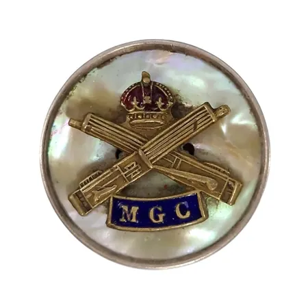 Brosch - England WWI, MGC - Machine Gun Corps, sterlingsilver, pärlemor, emalj, utanpåliggande dekor, sk. sweethearts pin, Ø28,5 mm, oputsad patina, vikt 8,1 gram Vikt: 8,1 g