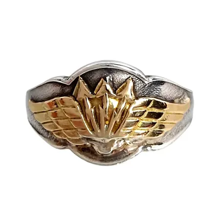 Kurs/utbildningsring, silver, Flygvapnet - förgylld utanpåliggande dekor med utbildningstecknet för Flygsignalist m/40, Ø20,0 mm, bredd 3,5-12,5 mm, tillverkad av Gunnar Nilsson Guld & Silversmide Halmstad 1964, fint skick  Vikt: 5,1 g