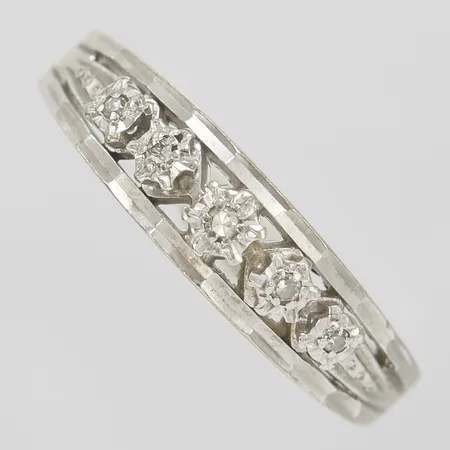 Ring, diamanter 5xca0,015ct, Ø19¼, bredd:1,5-5,5mm, vitguld, 18K Vikt: 4,1 g