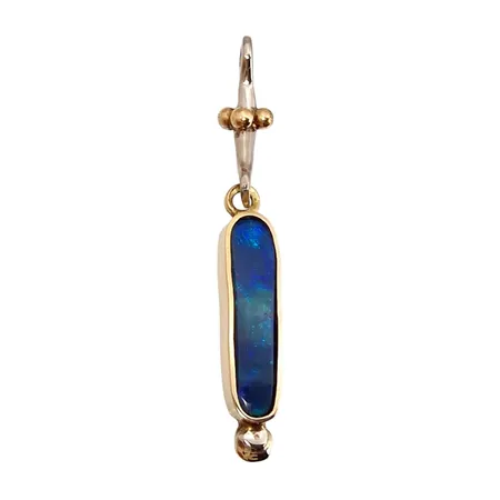 Hänge, 18K guld, Opal Dublett, 4x19 mm, tillverkarstämpel EMIL, Malmö, längd inkl. ögla 44 mm Vikt: 3,6 g