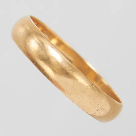 Ring, Ø21½, bredd:4,5mm, personlig gravyr, sprickor i skenan, 18K Vikt: 4,1 g