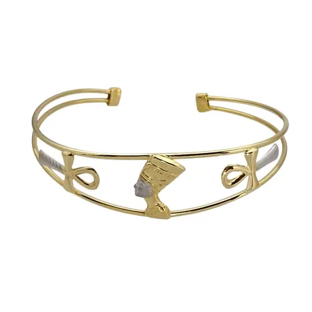 Armring, 18K guld, dekor av egyptiska symboler, inre omkrets 19,5 cm, bredd 5-17 mm, fint skick Vikt: 7,2 g