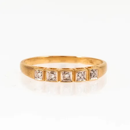 Ring i 18K guld med 5 x ca 0,005ct åttkantslipade diamanter. Den är i storlek 17, är 1,6 - 2,9 mm bred och väger 1,4g. Stämplad 750 & kattfot.