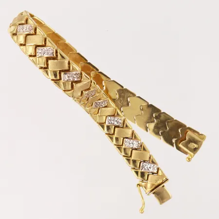 Armband med dekor, halvstelt, längd 18,5cm, bredd 10mm, vitguldsdetaljer, 18K.  Vikt: 14,1 g