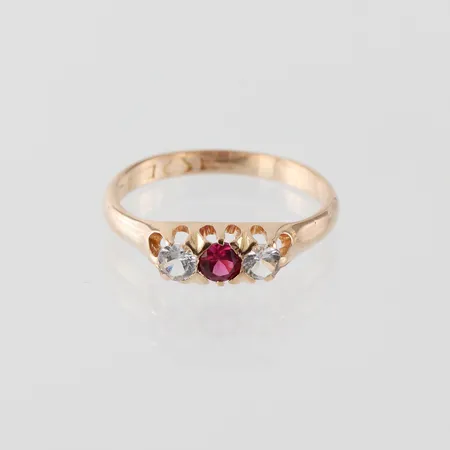 Ring med stenar, storlek 18 ½ mm, bredd 2.4-5 mm, 18k. Vikt: 3,4 g