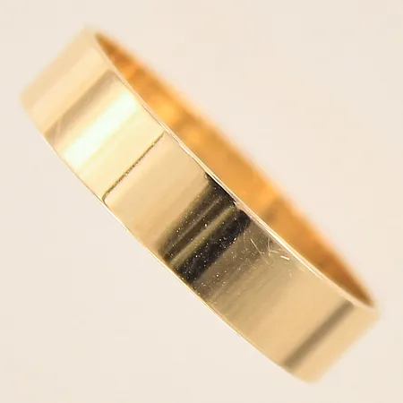 Ring, slät, stl: 19¾, bredd: 5mm, gravyr, Schalins, 18K  Vikt: 3,3 g