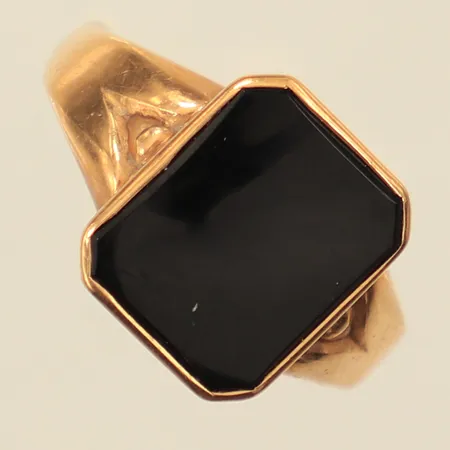 Klackring med onyxplatta, defekt, bucklig, 18K Vikt: 2,5 g