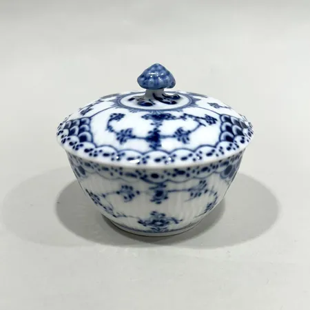 Sockerskål med lock, Musselmalet, halvblond, Royal Copenhagen, numrerad: 657, höjd 7cm, porslin