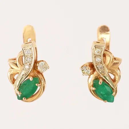 Ett par örhängen med troligen smaragder samt briljantslipade diamanter 2 x 0,05ct,  x 0,02ct, 4 x ca 0,01ct, 16x10mm, smaragder med nagg/skador, 14K.  Vikt: 5,7 g