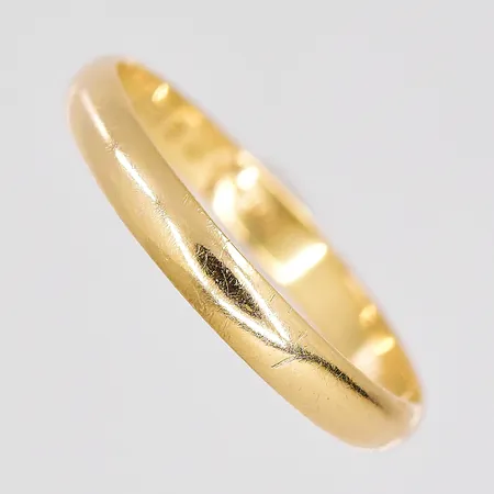 Ring, stl 18¾, bredd 2,8mm, graverad, skev skena, 18K Vikt: 2 g