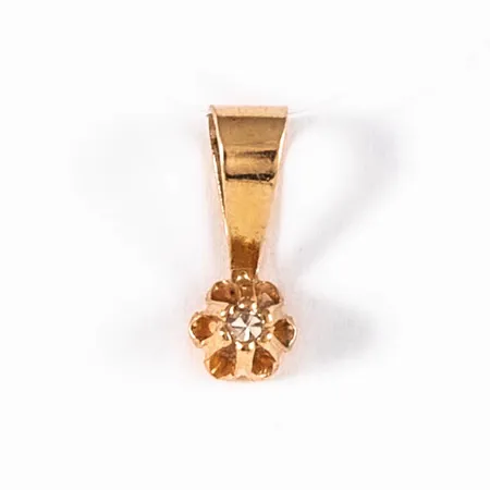 Hänge i 18K guld med 1 x ca 0,01ct åttkantslipad diamant. Det är 3,3 mm brett, 8,5 mm långt inkl. ögla och väger 0,2g. 