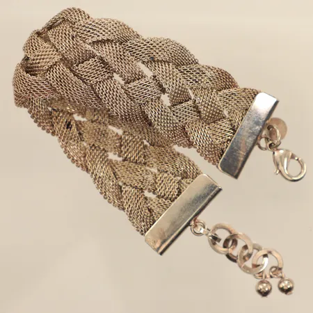 Armband, längd 18-20cm, bredd ca 23mm, ojämn, vass länk, vitmetall  Vikt: 0 g