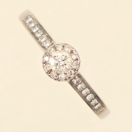 Ring, diamanter 1xca0,16ct, indikerar på syntetisk, 22xca0,01ct, stl 18, bredd 1,8-5,8mm, 18K  Vikt: 3 g
