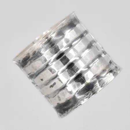 Ring, stl 19, bredd 20,3mm, silver Vikt: 7,1 g
