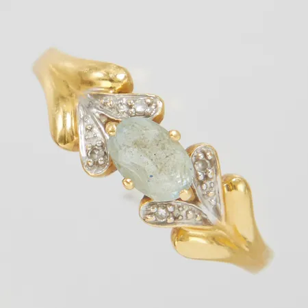 Ring, diamanter 4xca0,005ct samt blå sten, Ø18, bredd:2-6mm, GHA, 18K Vikt: 3 g