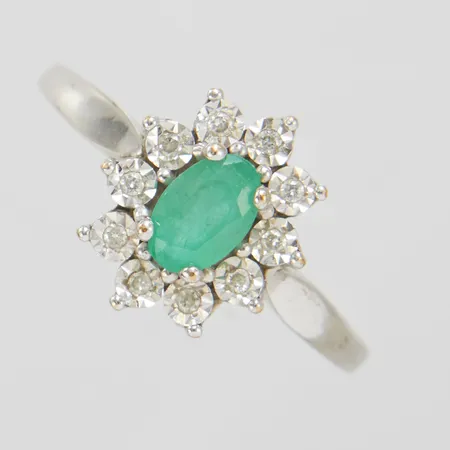 Ring, diamanter 10xca0,005ct samt smaragd, Ø18, bredd:1,5-11mm, vitguld, 9K Vikt: 2 g
