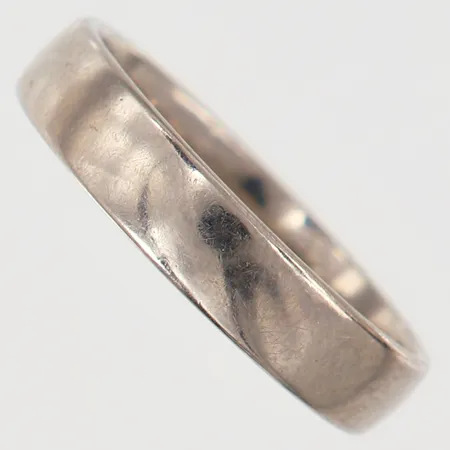 Ring, slät, stl: 21¼, bredd 5mm, gravyr, Palladium 500/1000.  Vikt: 4,9 g
