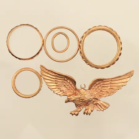 Fyra ringar, defekta, gravyr, ett hänge, defekt, 18K  Vikt: 64,9 g