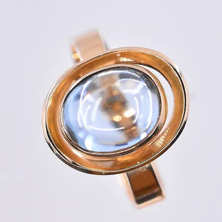 Ring med blå sten, stl 18, bredd 5-15 mm, 18K. Vikt: 3,9 g