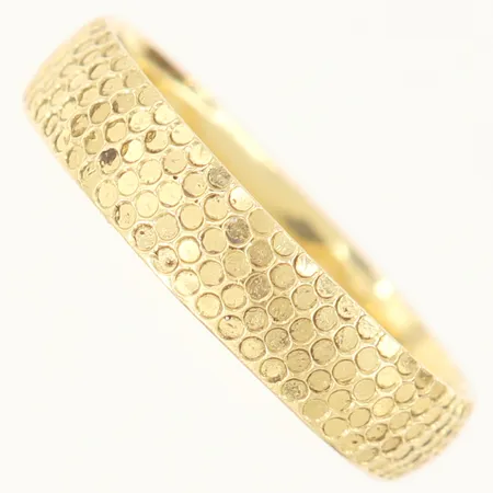 Ring, stl: 21¼, bredd 5mm, gravyr, skev/bucklig, 14K.  Vikt: 2,6 g