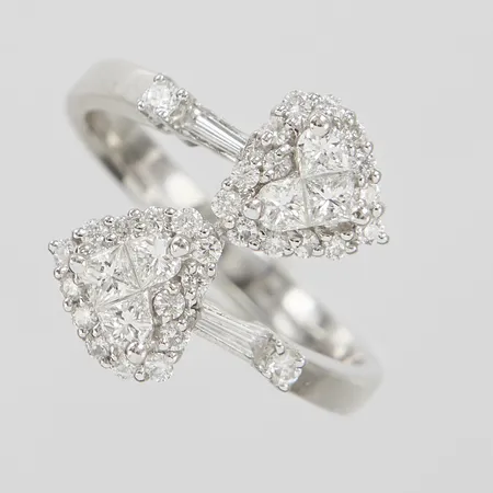Ring med briljantslipade diamanter 28xca0,005ct + 2xca0,012ct + 2xca0,02ct, princesslipade diamanter 2xca0,03ct samt sköldslipade diamanter 4xca0,04ct, Ø16¾, bredd:2,5-15mm, vitguld, 18K Vikt: 3,9 g