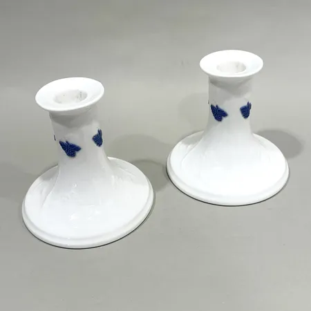 Ett par ljusstakar, Blå Blom, Old Gustavsberg, höjd 10cm, benporslin, bruksslitage Skickas med paket.