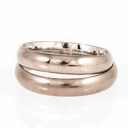 Graverat guld i 18K vitguld. Vikt: 8,7g. 