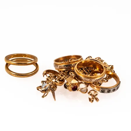 Diverse defekt/graverat guld. 24,3g i 18K & 7,5g i 23K. 