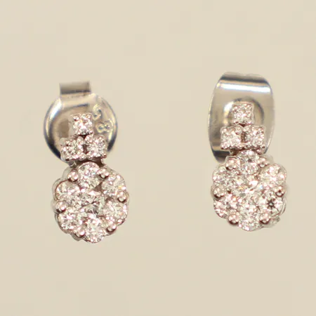 Ett par örhängen, diamanter 2xca0,03ct, 12xca0,02ct, 6xca0,01ct, längd 8,5cm, bredd 1,6-5mm, vitguld, ett stopp i metall, 14K Vikt: 1,4 g