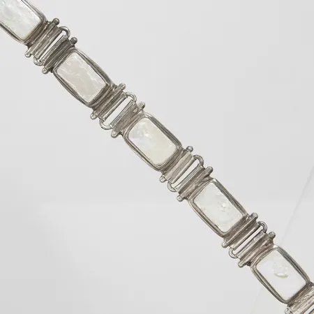 Silverarmband, pärlemor, ledat, längd: ca 20,5-23cm, bredd: 12,8-15,4mm, 925/1000, bruttovikt: 42,8g. 