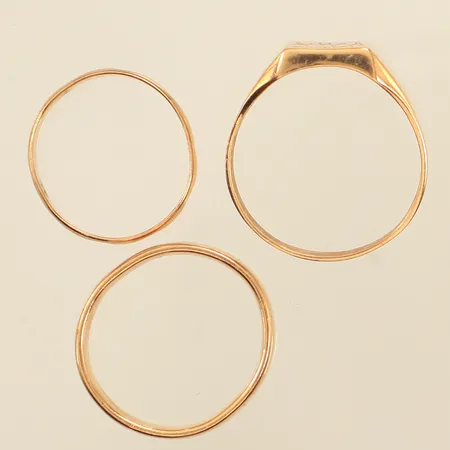 Tre ringar, gravyr, defekt, 18K  Vikt: 24,4 g