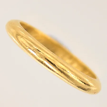 Ring, slät, stl: 17½, bredd: 3mm, gravyr, 23K  Vikt: 5,2 g