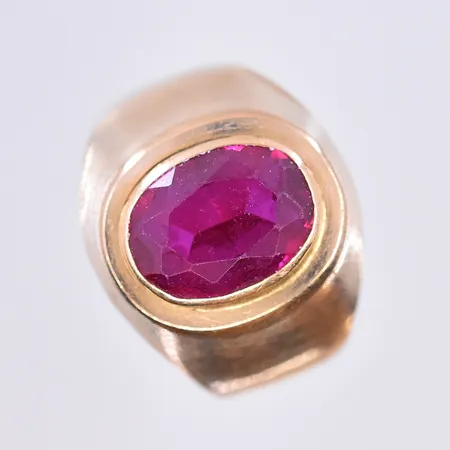 Ring med röd sten, stl 15¼, bredd 3-13 mm, 18K. Vikt: 2,8 g