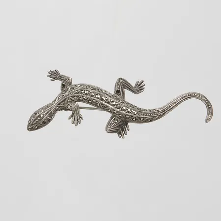Silverbrosch, ödla, markasiter varav flera saknas samt röda stenar, 72,5x26mm, 830/1000  Vikt: 8,6 g