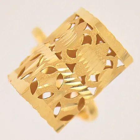 Ring med dekor, stl 17, reglerbar skena, bredd 4-17mm, bucklig, 21K  Vikt: 3,1 g