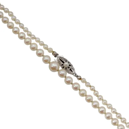 Pärlcollier, odlade sötvattenspärlor (blåvitrosa), längd 51 cm, doserad modell Ø3,5-7 mm, lås i silver 835/1000 (mått 15x7 mm), fint skick  Vikt: 13,4 g