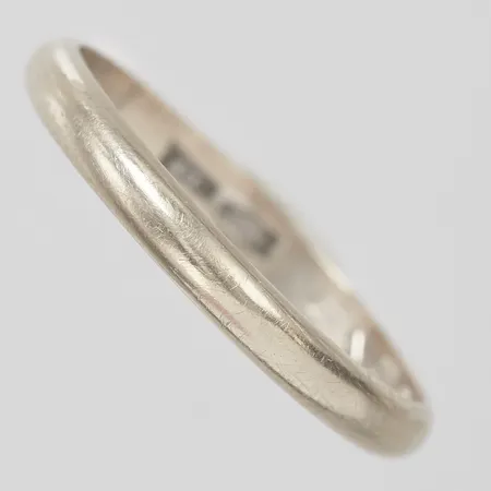 Ring slät, stl 16¼, bredd 2mm, vitguld, bör omrodieras, gravyr, 18K Vikt: 1,5 g