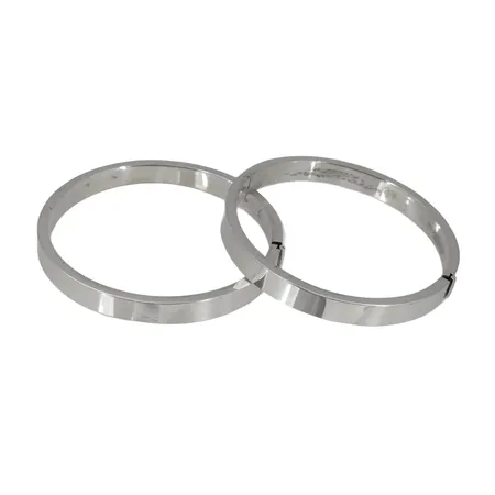 Armringar, ett par, silver 925/1000, slät stilren modell, öppningsbara, inre mått 18,3 cm, bredd 7 mm, fint skick, förefaller sparsamt använda  Vikt: 33,1 g