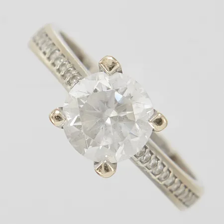 Ring, vita stenar, Ø17½, bredd:3-7,5mm, vitguld i behov av omrodiering, repig, 14K Vikt: 2,9 g