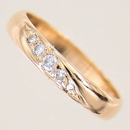 Ring med diamanter totalt 0,09ctv TW-VS enligt gravyr, stl: 16, bredd: 3,5mm, 18K  Vikt: 2,5 g