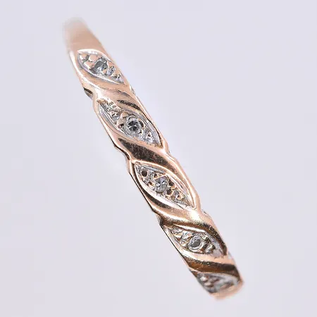 Ring med vita stenar, stl 16¾, bredd 1-3 mm, 18K. Vikt: 0,9 g