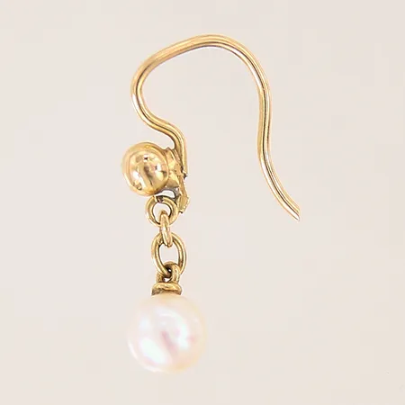 Udda örhänge med odlad pärla, 20x5mm, smärre buckla, 18K  Vikt: 0,9 g