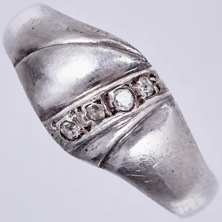 Ring med vita stenar, stl: 15, bredd: ca 2-8mm, 925/1000 silver Vikt: 1,7 g