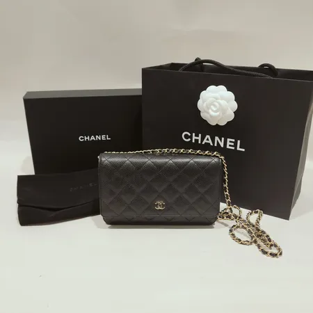Väska Chanel, Classic Wallet On Chain, svart quiltat caviarläder, guldfärgad metall, mått: 12.3 x 19.2 x 3.5cm, serienr: EX7X5GP8, refnr: AP0250Y01864C3906, online kvitto från Birger Jarlsgatan, dustbag, box, påse.