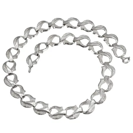 Collier, silver 925/1000, delvis strukturmönstrad dekor, längd 44,5 cm, bredd 14 mm, fint skick  Vikt: 34,8 g