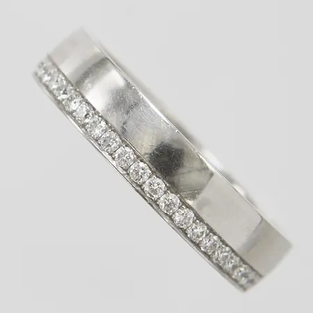 Ring, briljantslipade diamanter 21 x ca 0,01ct, stl 17½, bredd 4,5mm, vitguld, 18K Vikt: 7,7 g